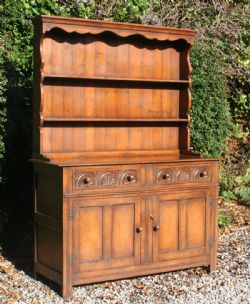 SOLID OAK DRESSER WITH PLATE RACK, CIRCA 1920 1 SOLID OAK DRESSER WITH PLATE RACK, CIRCA 1920